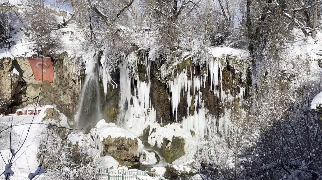 HAVA SICAKLIĞININ EKSİ 21 DERECEYE KADAR DÜŞTÜĞÜ SİVAS’TA SIZIR ŞELALESİ BUZ TUTTU.