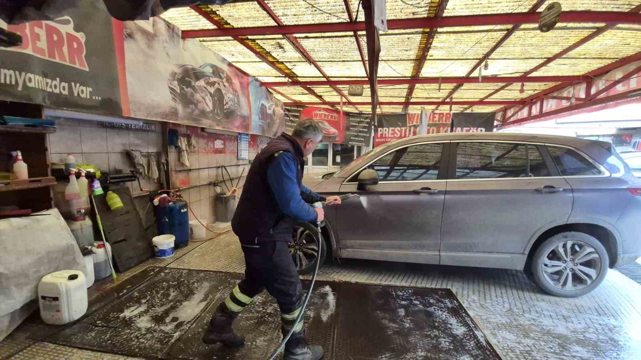 HAVA SICAKLIKLARININ DÜŞMESİYLE BİRLİKTE ZOR GÜNLER GEÇİREN OTO YIKAMA ESNAFI, BİR YANDAN...