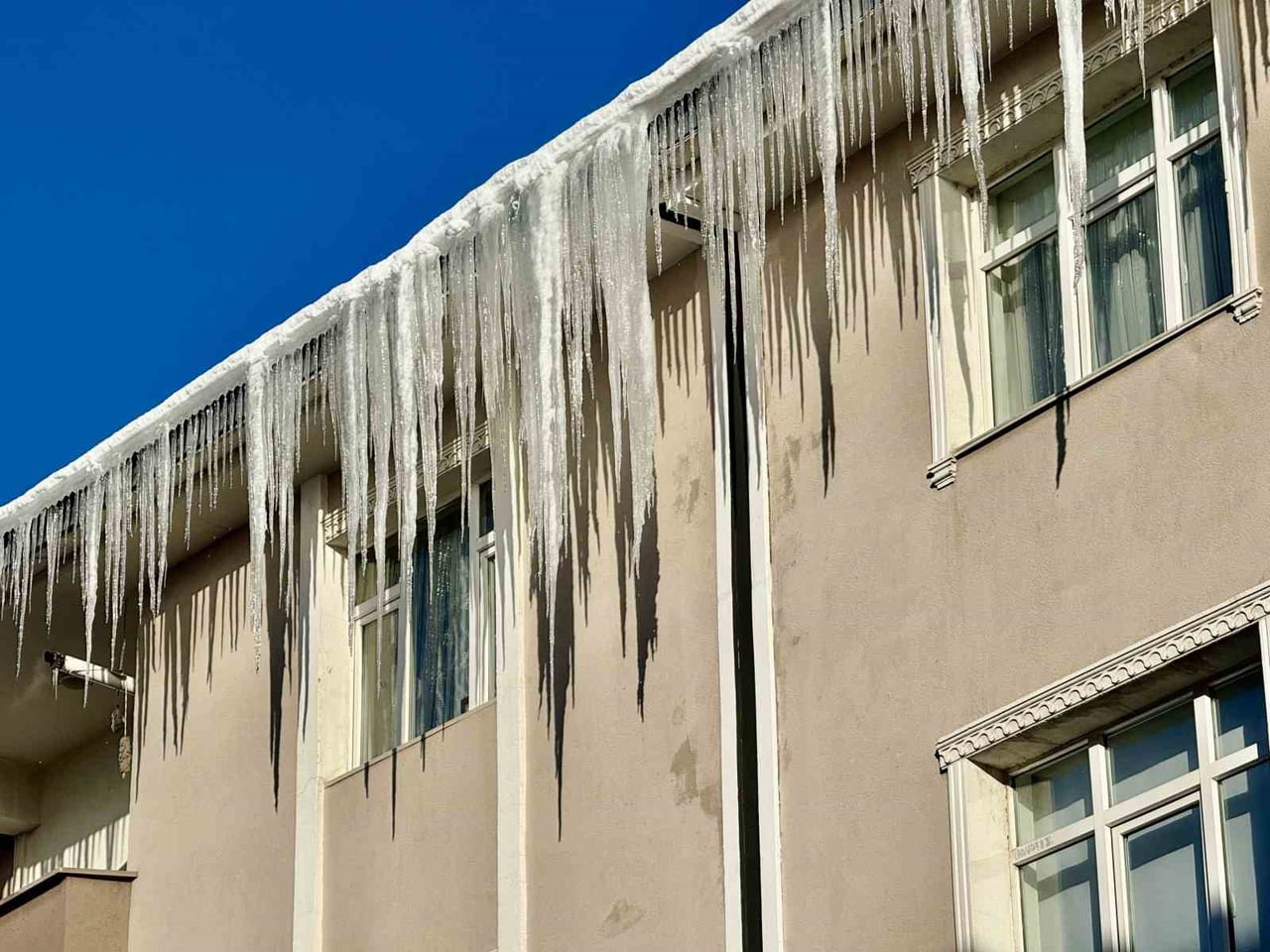 HAVA SICAKLIKLARININ EKSİ 20 DERECEYE DÜŞTÜĞÜ AĞRI’DA BİNA ÇATILARINDA OLUŞAN DEV BUZ SARKITLARI...