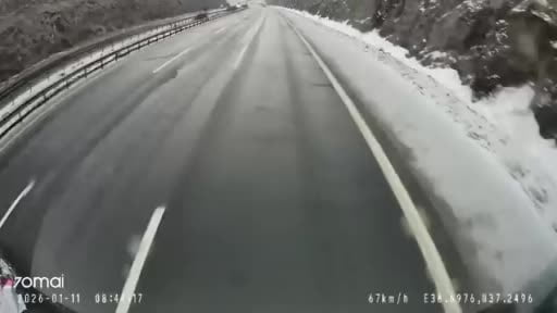 Hız ve buzlanma faciaya davetiye çıkardı: Feci kaza kamerada