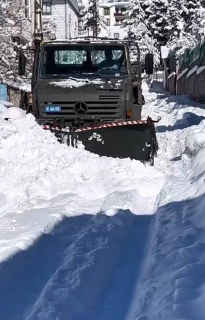HOZAT İLÇE MERKEZİNDE ETKİLİ OLAN YOĞUN KAR YAĞIŞI NEDENİYLE ULAŞIMDA AKSAMALAR YAŞANIRKEN, HOZAT...