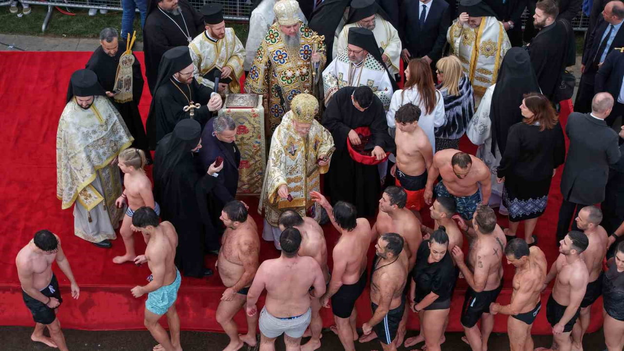 HRİSTİYAN İNANCINA GÖRE HZ. İSA'NIN DOĞUMU VE VAFTİZ EDİLMESİNİN YIL DÖNÜMÜ OLDUĞU GÜN İNANCIYLA...