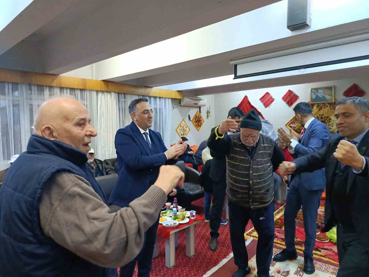 HUZUREVİ SAKİNLERİNİN KEYİFLİ VAKİT GEÇİRMESİ AMACIYLA BU YIL İKİNCİSİ DÜZENLENEN PROGRAMDA...