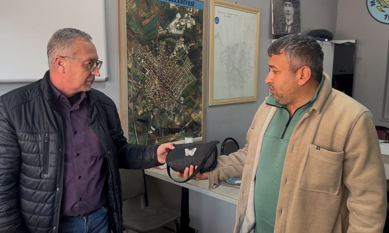 İÇERİSİNDE PARA BULUNAN ÇANTAYI ZABITA'YA TESLİM ETTİ.