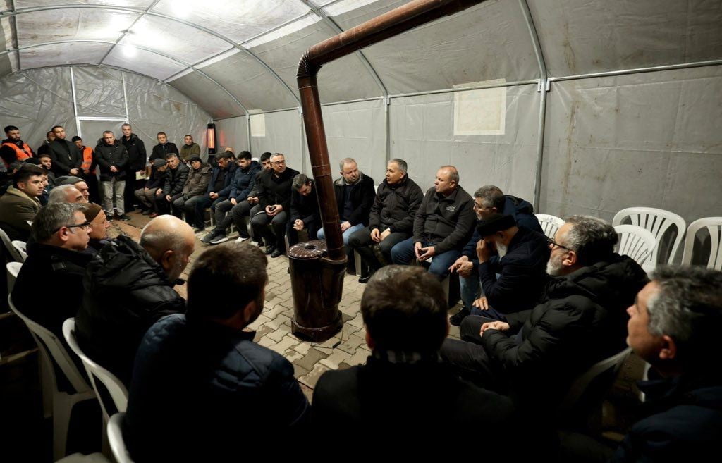 İÇİŞLERİ BAKANI ALİ YERLİKAYA, YALOVA’DAKİ SALDIRIDA ŞEHİT OLAN POLİS YASİN KOÇYİĞİT’İN AİLESİNİ...