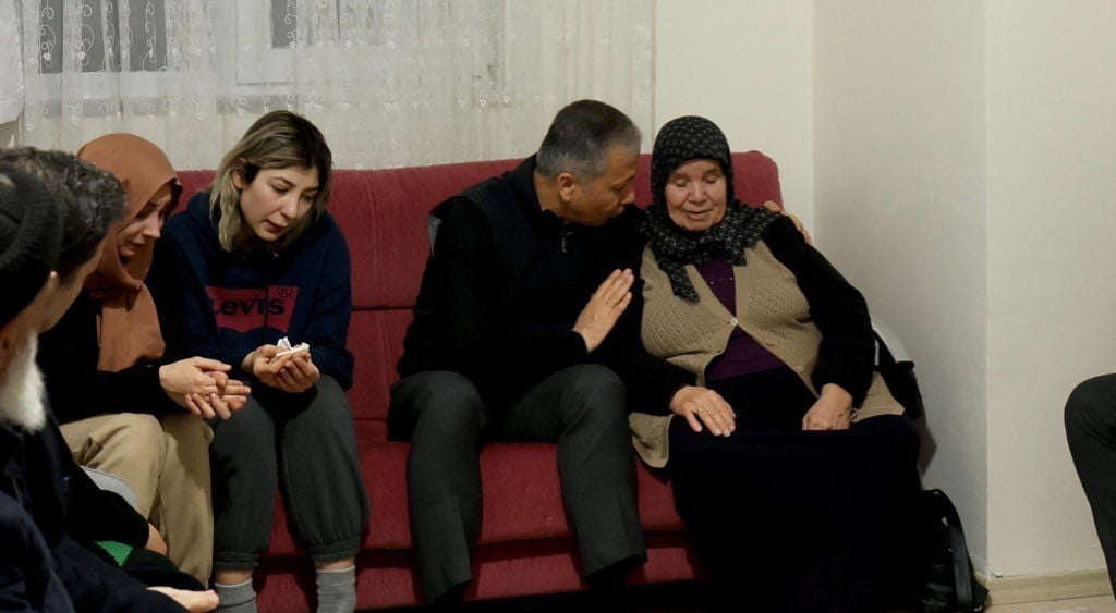 İÇİŞLERİ BAKANI ALİ YERLİKAYA, YALOVA’DAKİ SALDIRIDA ŞEHİT OLAN POLİS YASİN KOÇYİĞİT’İN AİLESİNİ...