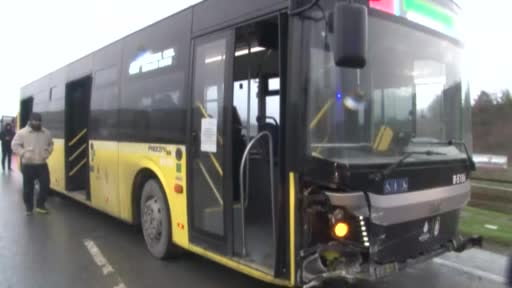 İETT otobüsü bariyerlere çarptı