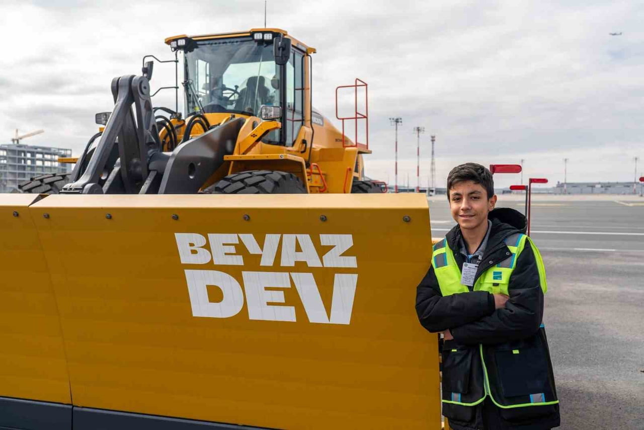 İGA İSTANBUL HAVALİMANI, KARLA MÜCADELESİNE GENÇLERİ DE ORTAK ETTİ. APRON SAHASINDA GÖREV YAPAN...