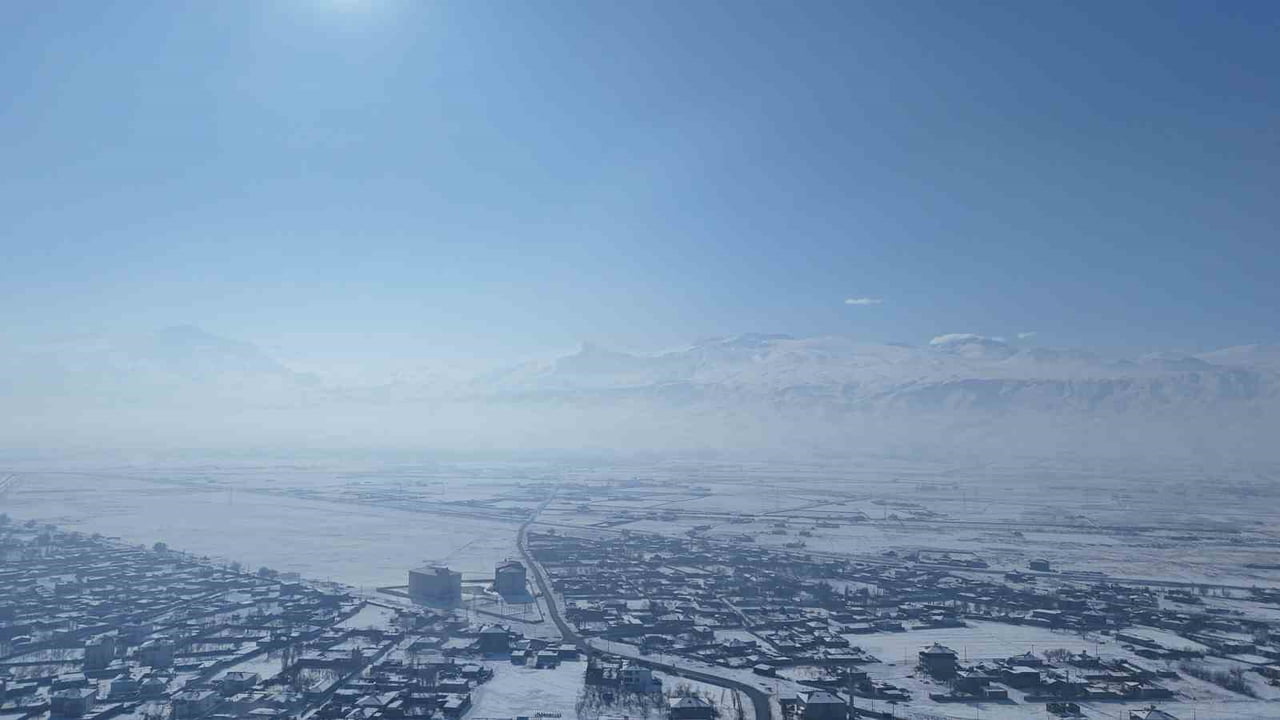 IĞDIR'DA GÜNLERDİR ETKİLİ OLAN KAR YAĞIŞI, KENTİ BEYAZ ÖRTÜYLE KAPLADI. SON YILLARIN EN YOĞUN KAR...