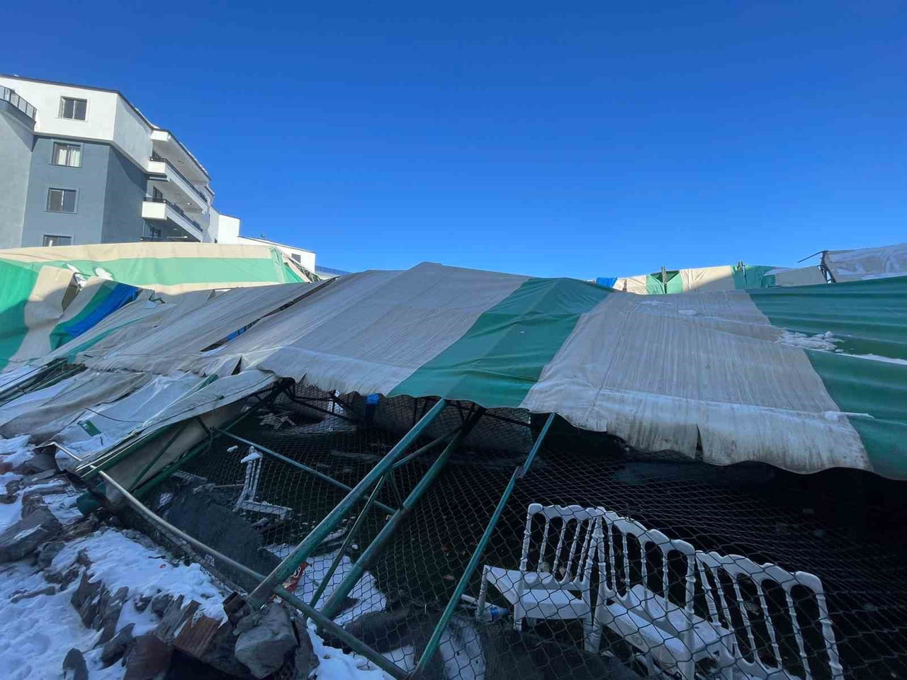 IĞDIR'IN TUZLUCA İLÇESİNDE DÜĞÜN SALONU OLARAK KULLANILAN HALI SAHA, GÜNLERDİR ETKİLİ OLAN KAR...