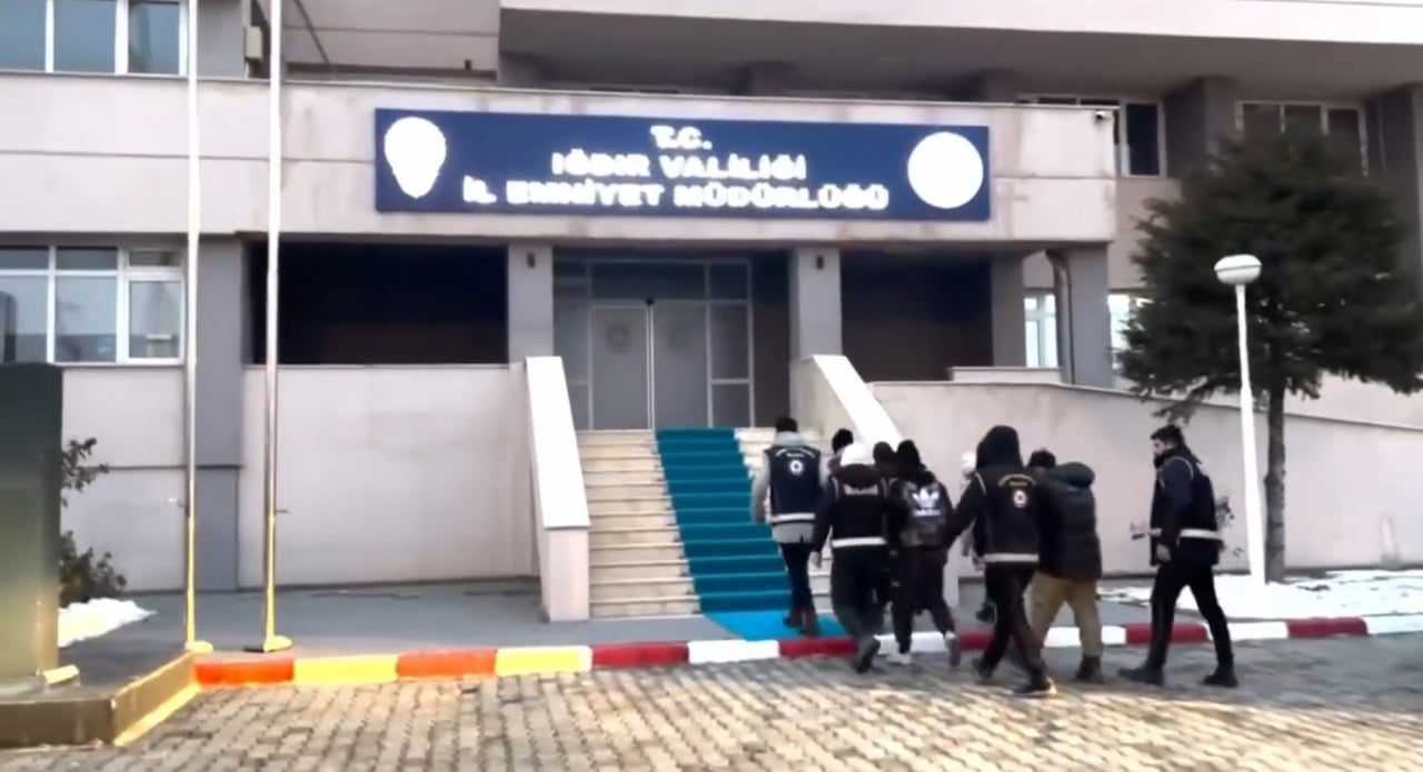 IĞDIR’DA 5 DÜZENSİZ GÖÇMEN YAKALANDI, SÜRÜCÜ TUTUKLANDI