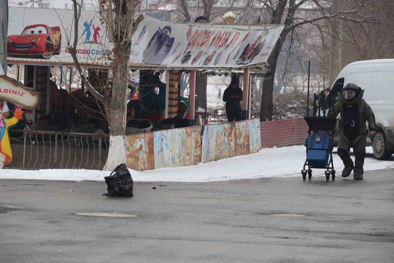 IĞDIR’DA ŞÜPHELİ ÇANTA KORKUTTU, İÇİNDEN ÇOCUK KIYAFETLERİ ÇIKTI