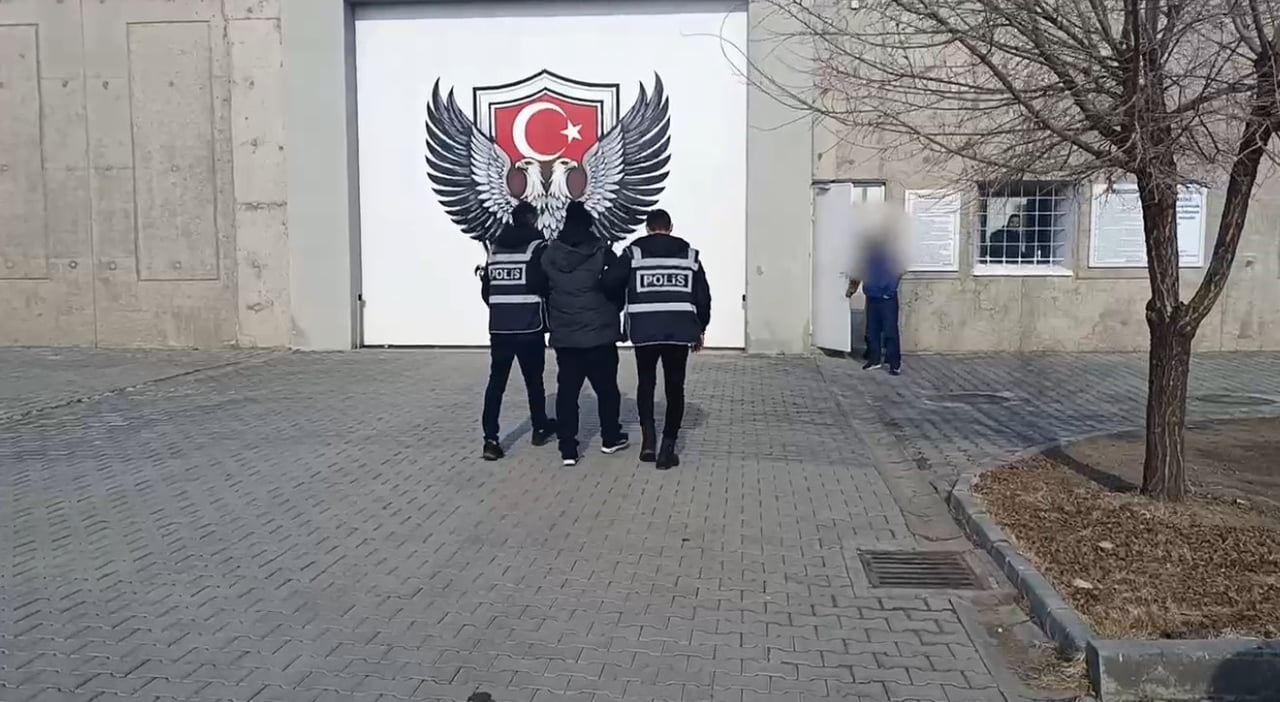 IĞDIR’DA ULUSLARARASI SEVİYEDE ARANAN HÜKÜMLÜ SINIR KAPISINDA YAKALANDI