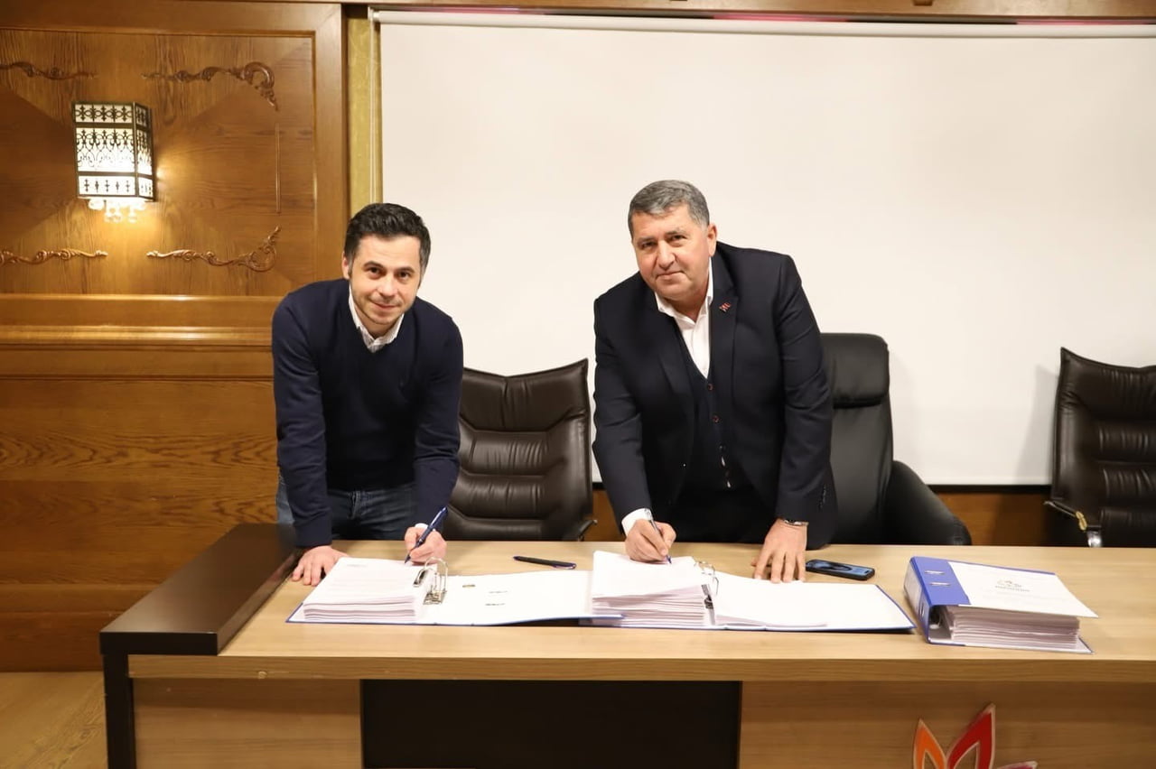 İHALEYİ KAZANAN YÜKLENİCİ FİRMA İLE SÖZLEŞME İMZALANDI. BAYINDIR BELEDİYE BAŞKANI DAVUT SAKARSU...