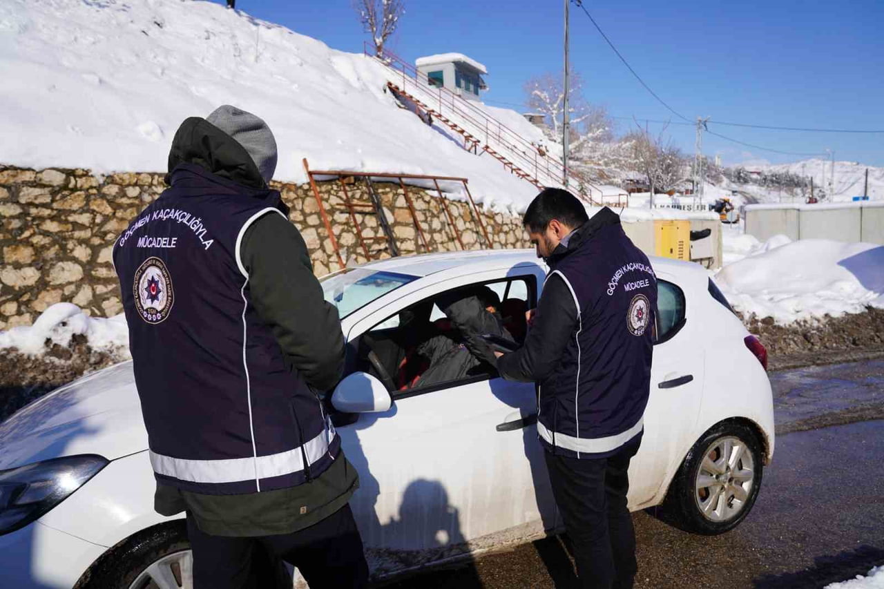 İL GENELİNDE GERÇEKLEŞTİRİLEN "DÜZENSİZ GÖÇ İLE MÜCADELEYE YÖNELİK HUZUR UYGULAMASI" KAPSAMINDA...