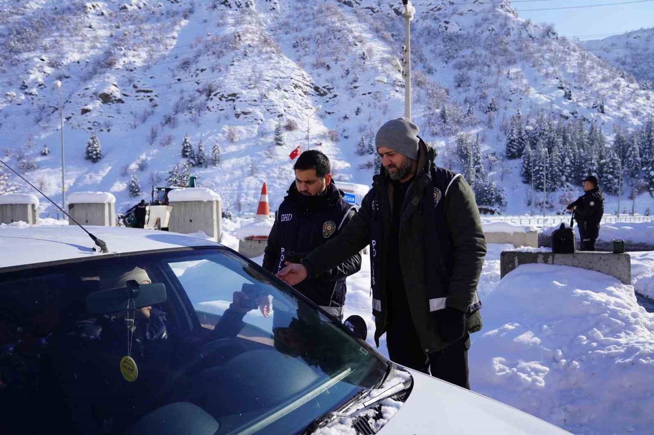İL GENELİNDE GERÇEKLEŞTİRİLEN "DÜZENSİZ GÖÇ İLE MÜCADELEYE YÖNELİK HUZUR UYGULAMASI" KAPSAMINDA...
