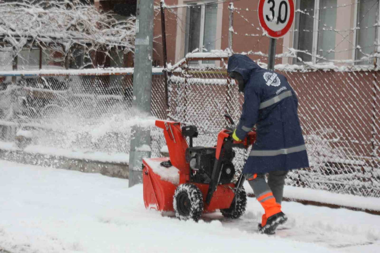 İL GENELİNDE YOĞUN KAR YAĞIŞININ BAŞLAMASIYLA BİRLİKTE MELİKGAZİ BELEDİYESİ EKİPLERİ ULAŞIMIN...