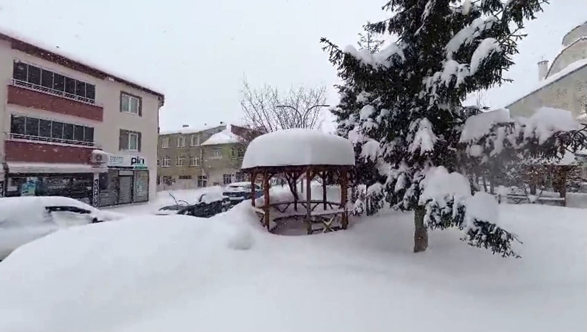 İLÇE GENELİNDE KAR KALINLIĞI YER YER 1 METREYİ AŞARKEN, İLÇE MERKEZİ ADETA KARA GÖMÜLDÜ.