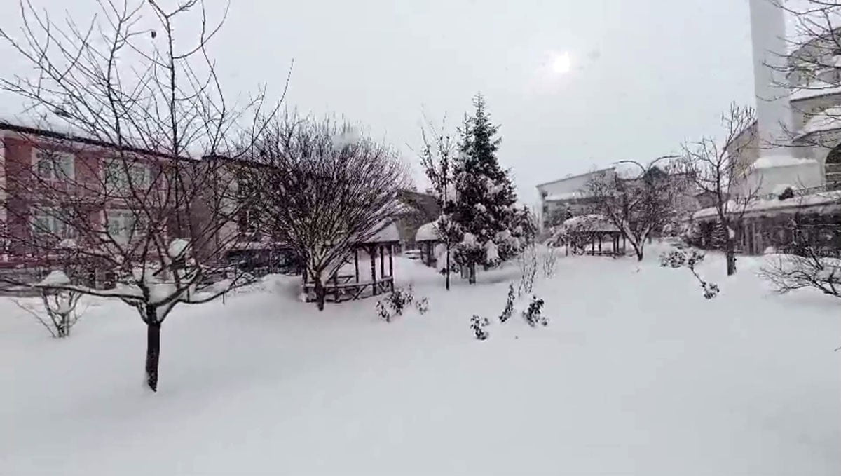 İLÇE GENELİNDE KAR KALINLIĞI YER YER 1 METREYİ AŞARKEN, İLÇE MERKEZİ ADETA KARA GÖMÜLDÜ.