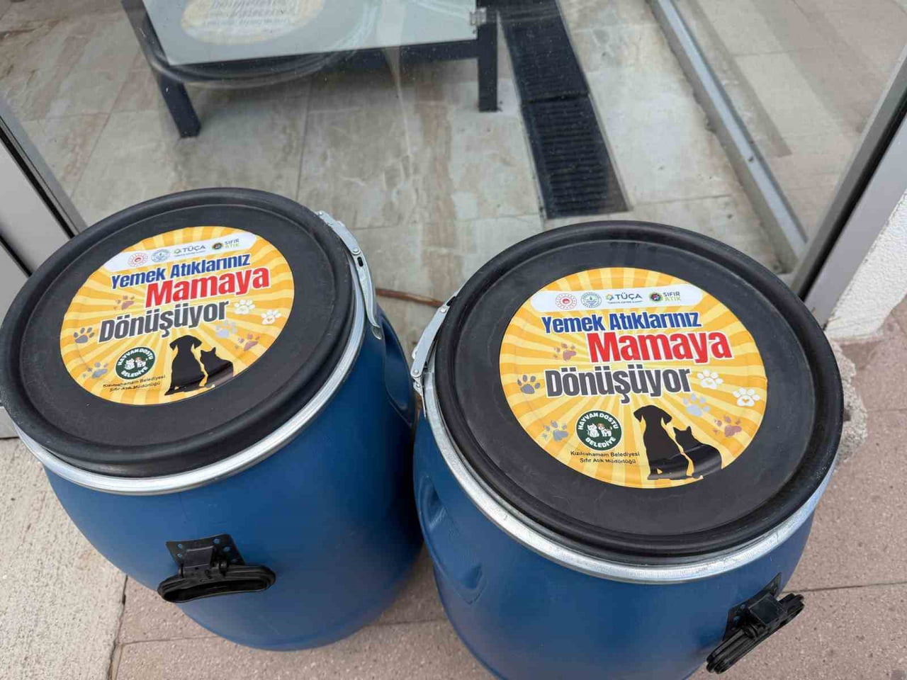 İLÇE GENELİNDEKİ LOKANTALARDAN TOPLANAN YEMEK ATIKLARI, BELEDİYEYE AİT TESİSLERDE İŞLENEREK, SOKAK...