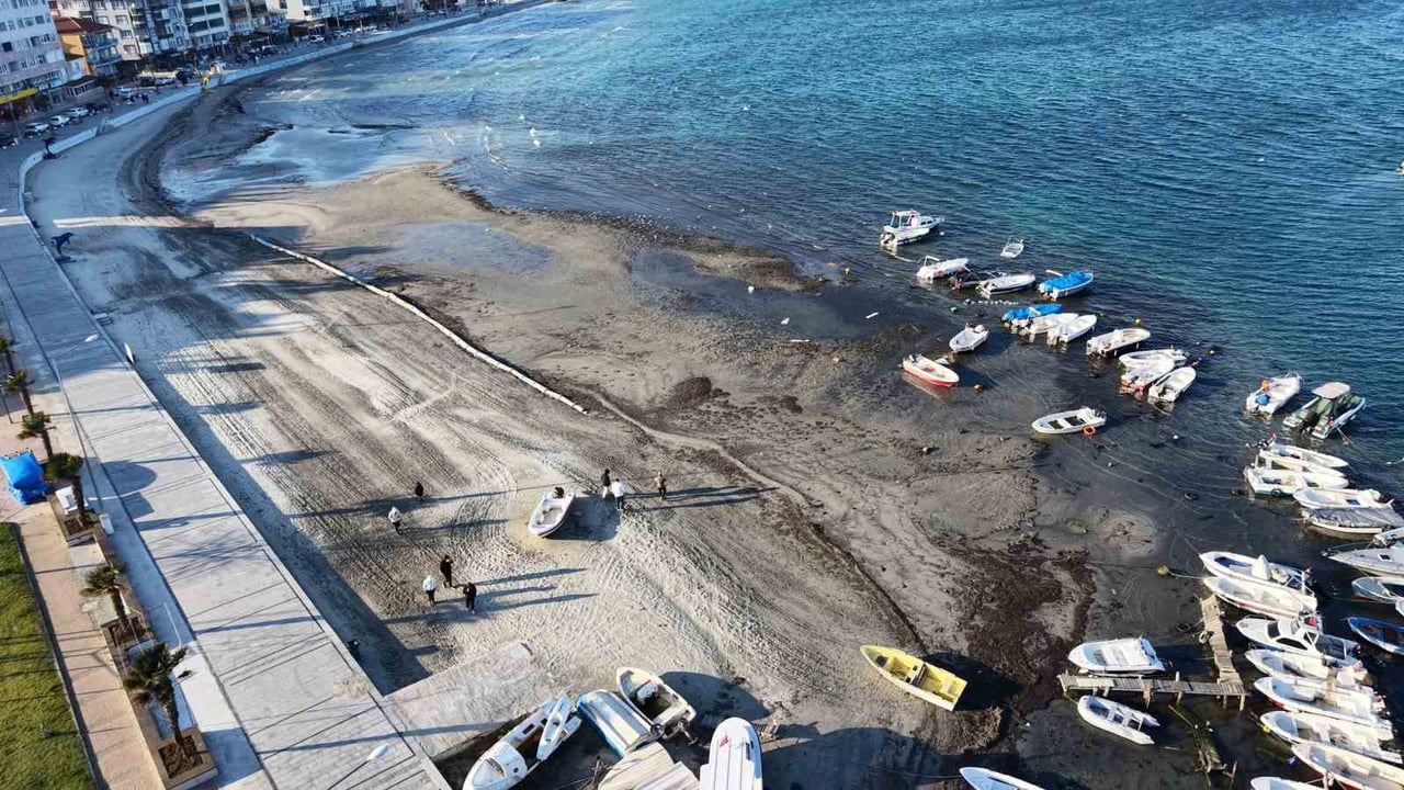 İLÇE MERKEZİNDEKİ SAHİLDE DENİZ SUYUNUN YAKLAŞIK 10 METRE GERİYE ÇEKİLDİĞİ GÖZLEMLENDİ. SU...