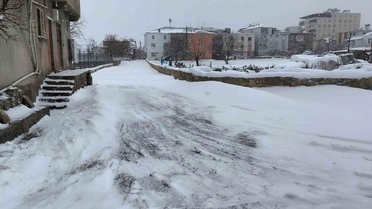 İLÇEDE KARAYOLLARI VE BELEDİYEYE AİT İŞ MAKİNELERİNCE YAPILAN KAR KÜREME VE YOL AÇMA...