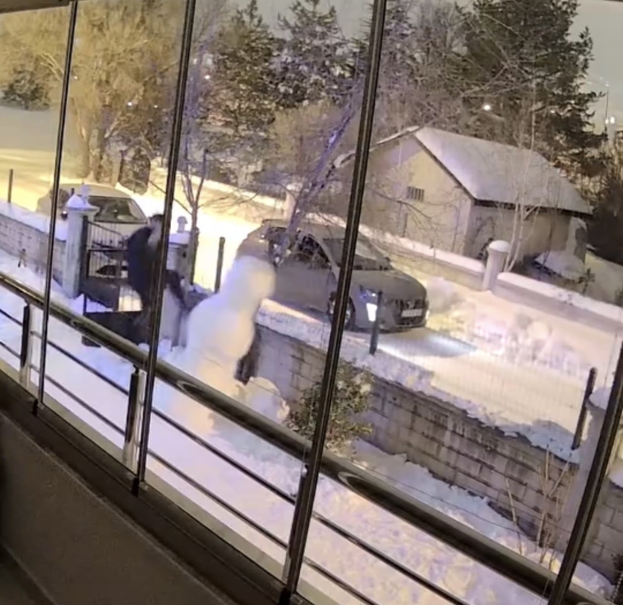 İLK GÖRÜNTÜDE ARAÇTAN İNEN ŞAHSIN KARDAN ADAMI YIKTIKTAN SONRA TEKRAR ARACINA BİNİP GİTTİĞİ...