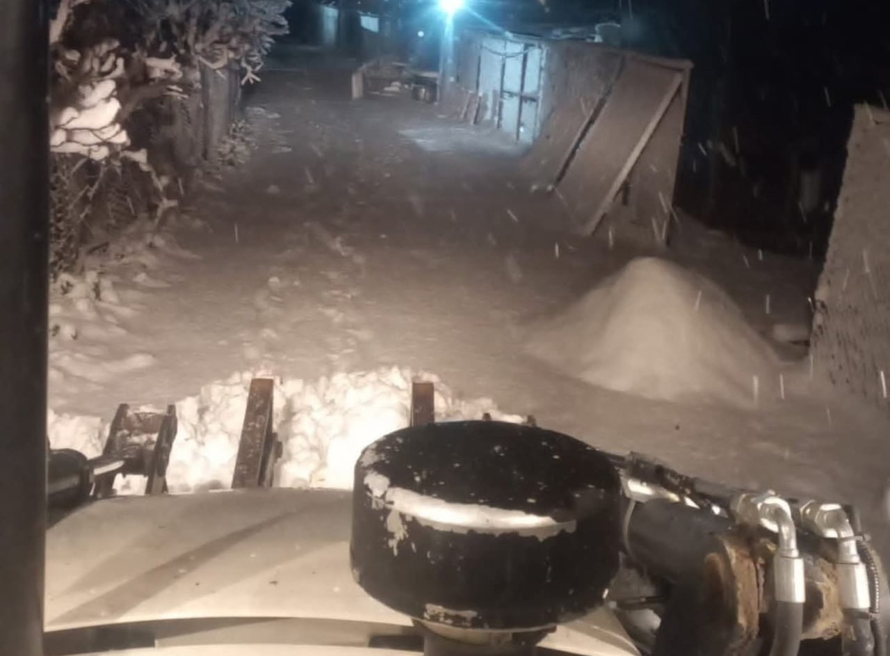 İLKADIM İLÇESİNDE ETKİLİ OLAN KAR YAĞIŞI SONRASI BELEDİYE EKİPLERİ, ULAŞIMIN AKSAMAMASI VE GÜNLÜK...