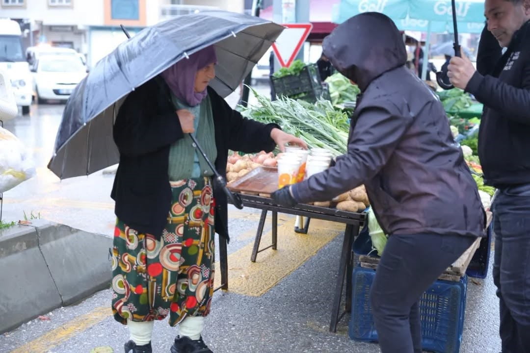 İNCİRLİOVA BELEDİYESİ, SOĞUK KIŞ GÜNLERİNDE PAZAR PAZARI’NDA ESNAF VE VATANDAŞLARA SICAK ÇORBA...