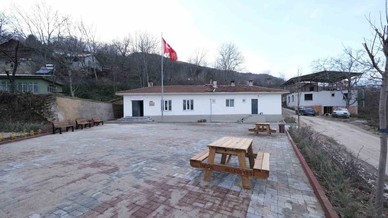 İNEGÖL BELEDİYESİ, İCLALİYE MAHALLESİ’NDE YENİ BİR MEYDAN DÜZENLEMESİ...