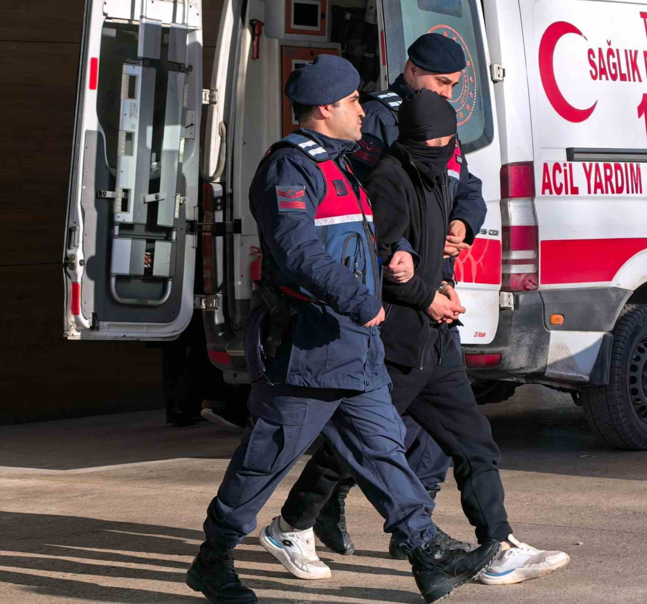 İNEGÖL’DE TEKEL BAYİNE TÜFEKLİ SALDIRI: CEZAEVİ FİRARİSİ TUTUKLANDI