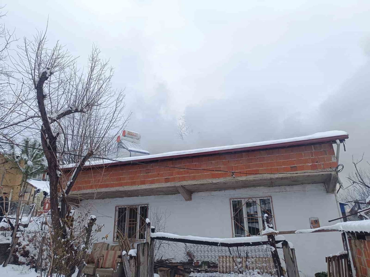 İNEGÖL İLÇESİNDE BULUNAN TEK KATLI EVİN ÇATISINDA YANGIN ÇIKTI.