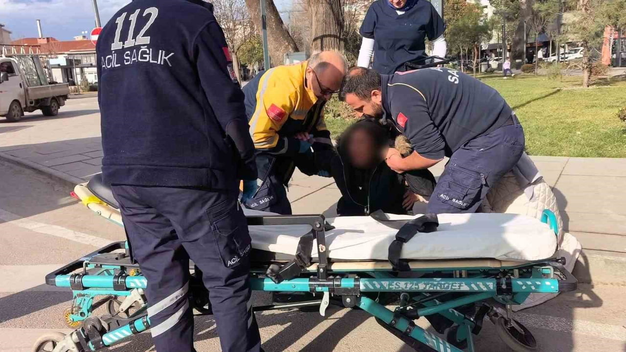 İNEGÖL İLÇESİNDE, YAYA GEÇİDİNDEN GEÇMEK İSTEYEN 2 KADINA OTOMOBİL ÇARPTI.