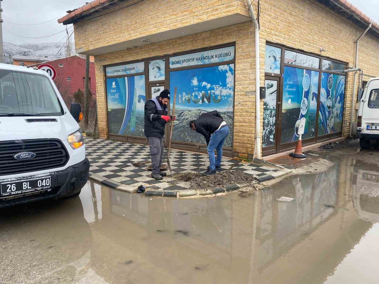 İNÖNÜ BELEDİYESİ, İLÇEDE SU BASKINLARINA VE BUZLANMAYA NEDEN OLAN TIKALI YAĞMUR SUYU GİDERLERİNİ...