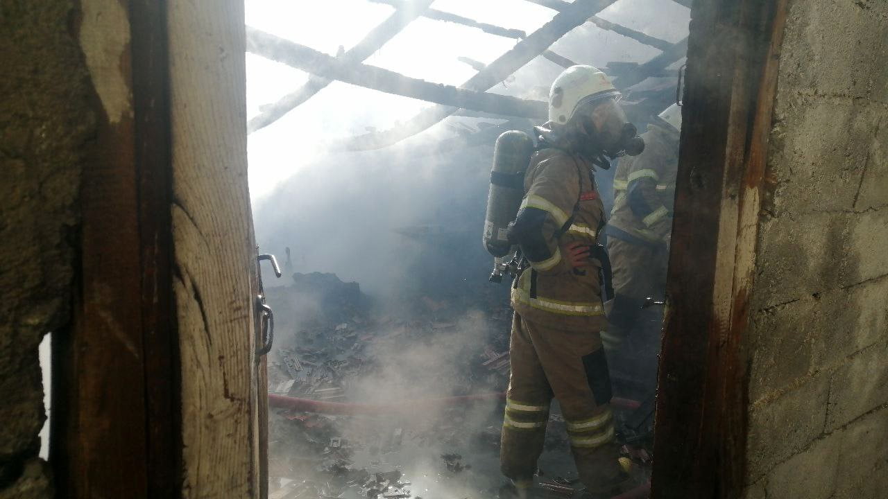 ISPARTA'NIN YALVAÇ İLÇESİNDE BİR HURDA İŞLETMESİNİN ÇATISINDA ÇIKAN YANGIN İTFAİYENİN...