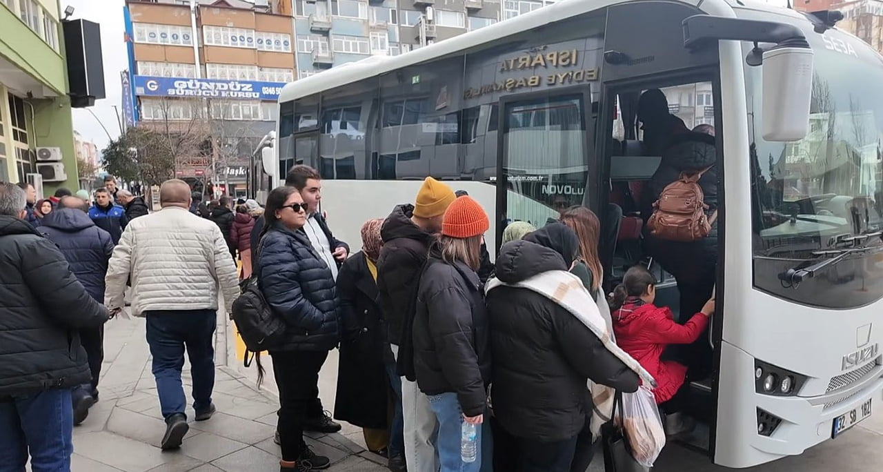 ISPARTA BELEDİYESİ’NİN SÖMESTİR TATİLİ İÇİN BAŞLATTIĞI ÜCRETSİZ DAVRAZ OTOBÜS SEFERLERİ BU HAFTA...