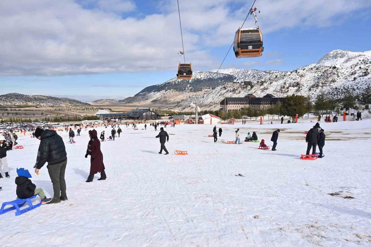 ISPARTA BELEDİYESİ’NİN SÖMESTİR TATİLİNE ÖZEL DÜZENLEDİĞİ ÜCRETSİZ OTOBÜS SEFERLERİYLE ÇOCUKLAR VE...