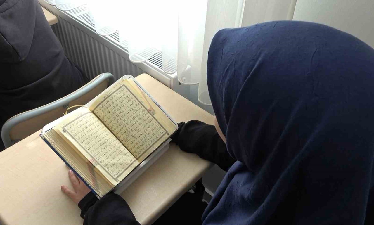 ISPARTA’DA BİR VAKIF BÜNYESİNDE EĞİTİM VEREN KIZ KUR’AN KURSU’NDA HAFIZLIK EĞİTİMİNİ TAMAMLAYAN...