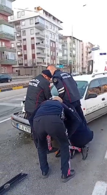 ISPARTA’DA DİREKSİYON HAKİMİYETİNİ KAYBEDEN SÜRÜCÜNÜN KIRMIZI IŞIKTA DURAN ARACA ARKADAN ÇARPMASI...