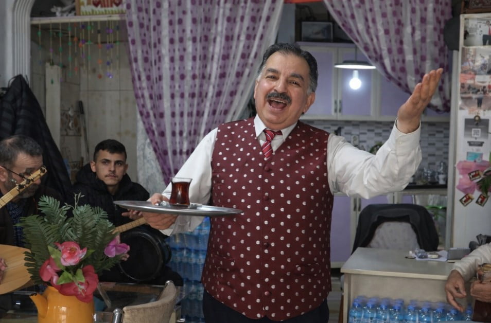 ISPARTA’DA KURDUĞU ‘MORAL İSTASYONU’ İSİMLİ ÇAY OCAĞI İŞLETESİNDE HEM ÇAY DEMLEYİP HEM DE...