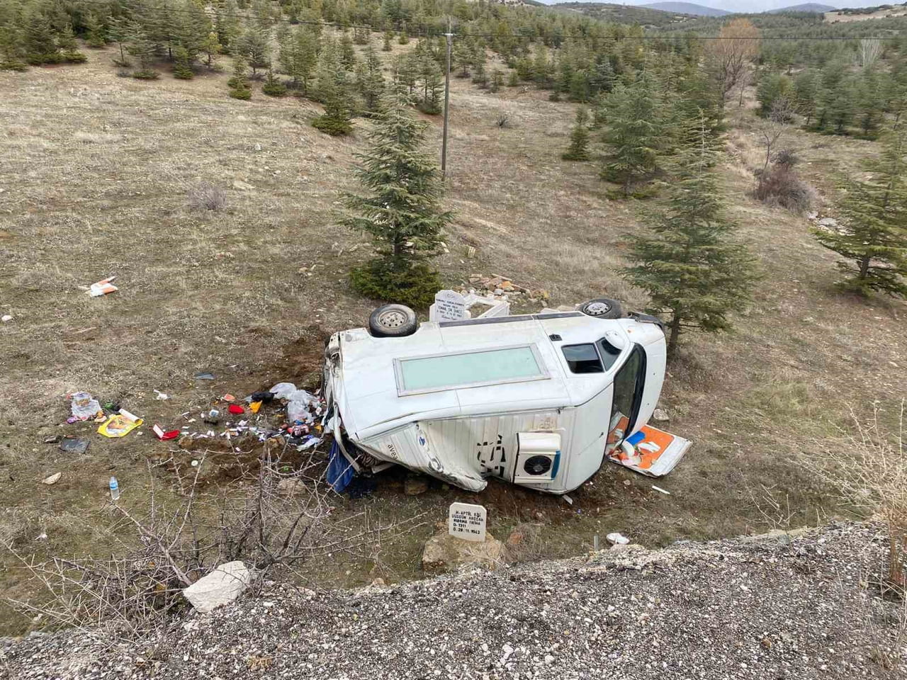 ISPARTA’NIN ŞARKİKARAAĞAÇ İLÇESİNDE YAĞMUR NEDENİYLE KAYGANLAŞAN YOLDA KONTROLDEN ÇIKAN KAMYONETİN...