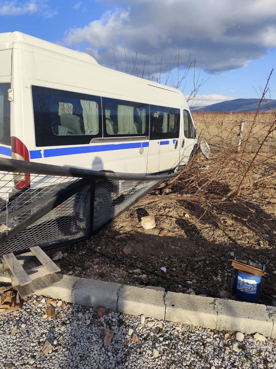 ISPARTA’NIN YALVAÇ İLÇESİNDE SÜRÜCÜSÜNÜN DİREKSİYON HAKİMİYETİNİ KAYBETTİĞİ TİCARİ ARAÇ, ŞARAMPOLE...