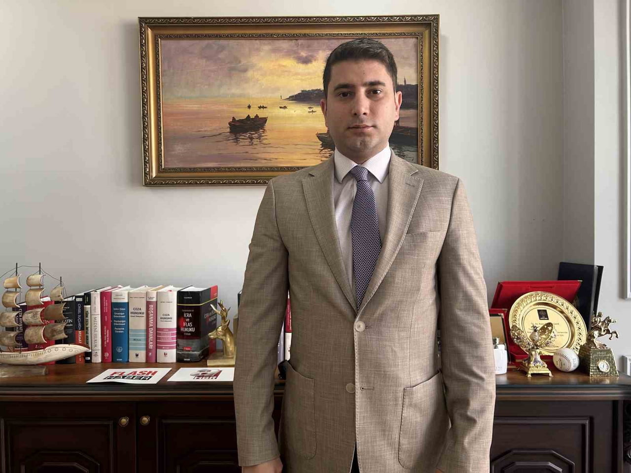 İSTANBUL'DA AVUKATLIK YAPAN KAAN BAYRAMZADE, SOSYAL MEDYADA MONTAJ GÖRÜNTÜLERLE KULLANICILARI ZOR...