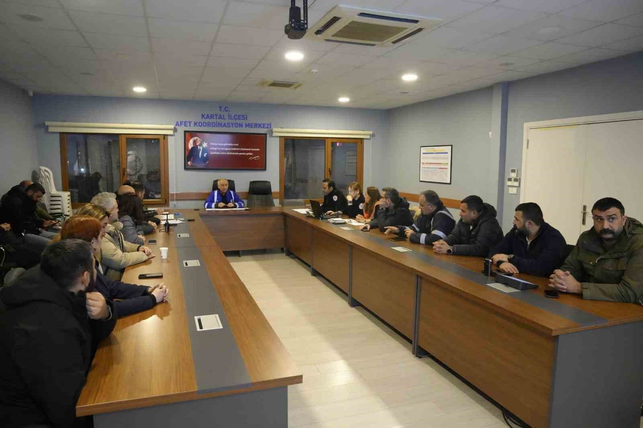 İSTANBUL'DA BEKLENEN KAR YAĞIŞINA KARŞI KARTAL'DA 50 ARAÇ GÖREVE HAZIR TUTULARAK, 150’DEN FAZLA...