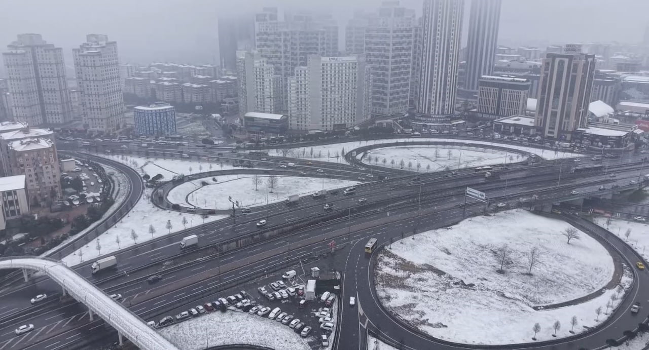 İSTANBUL'DA ETKİLİ OLAN KAR YAĞIŞI NEDENİYLE ESENYURT, KISMEN BEYAZA BÜRÜNDÜ. KAR YAĞIŞININ...