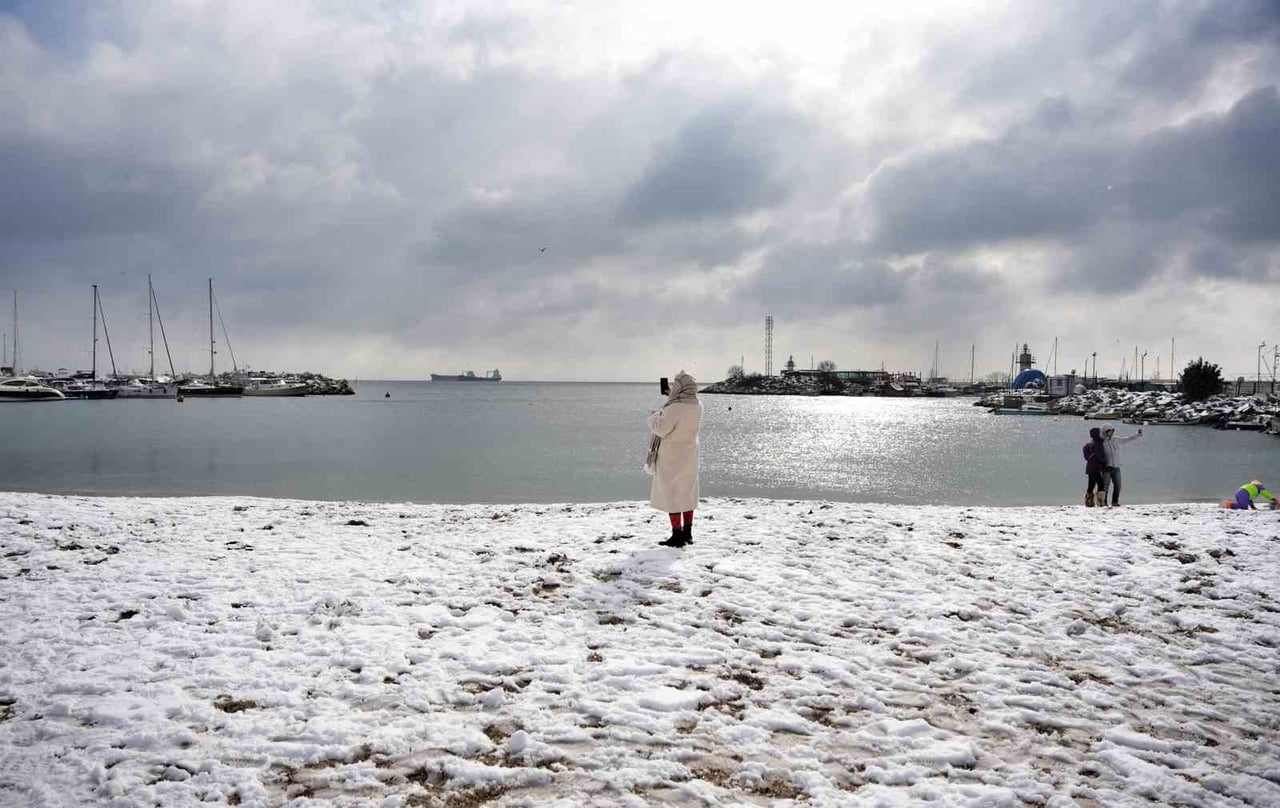 İSTANBUL'DA ETKİLİ OLAN KAR YAĞIŞI SONRASI YEŞİLKÖY SAHİLİNDE BEYAZ ÖRTÜ OLUŞTU