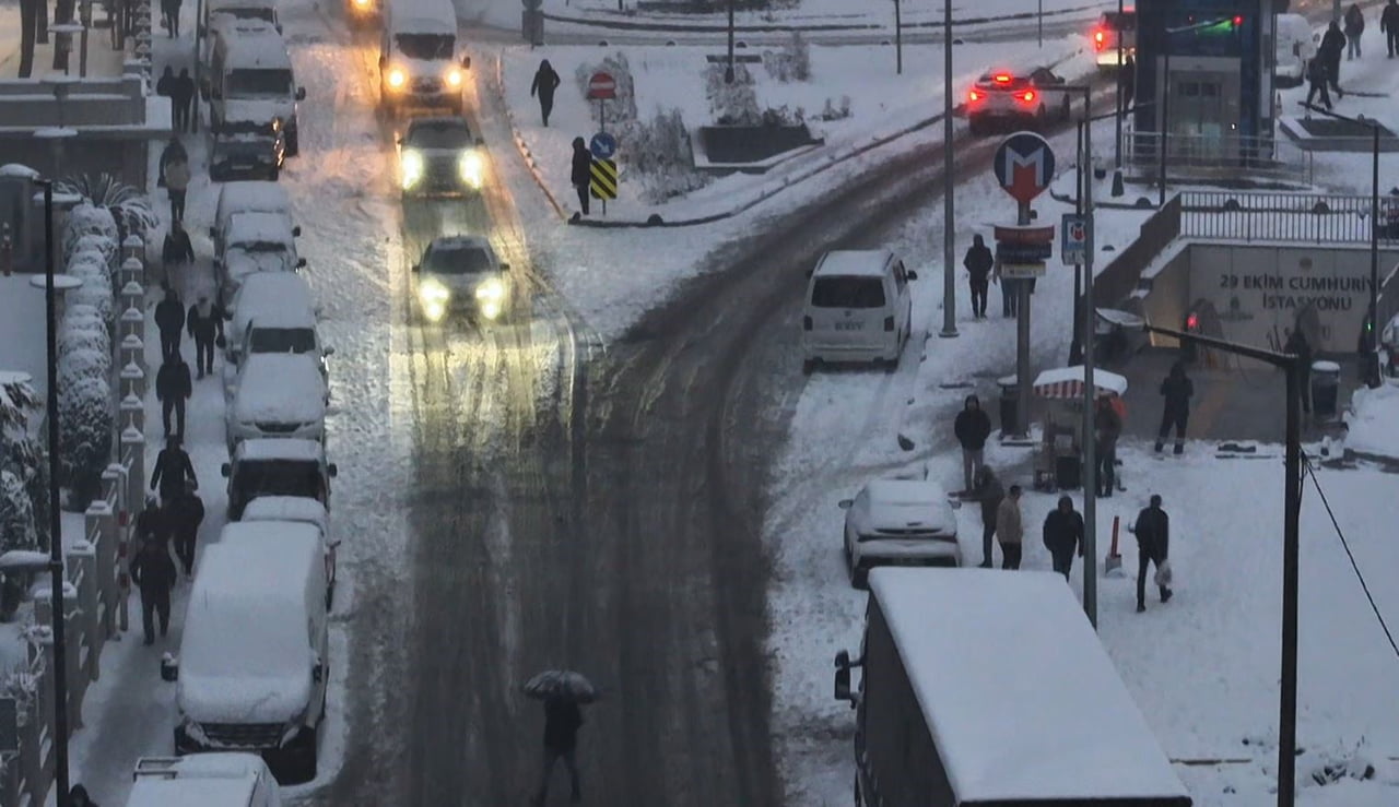 İSTANBUL'DA ETKİLİ OLAN KAR YAĞIŞI VATANDAŞLARA ZOR ANLAR YAŞATTI. KARLA KAPLI YOLLARDA YÜRÜMEYE...