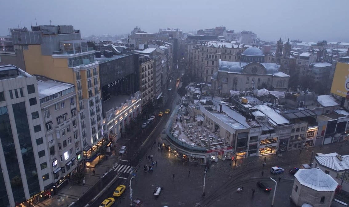 İSTANBUL'DA ETKİLİ OLAN KAR YAĞIŞIYLA BEYAZA BÜRÜNEN TAKSİM MEYDANI VE İSTİKLAL CADDESİ DRON İLE...