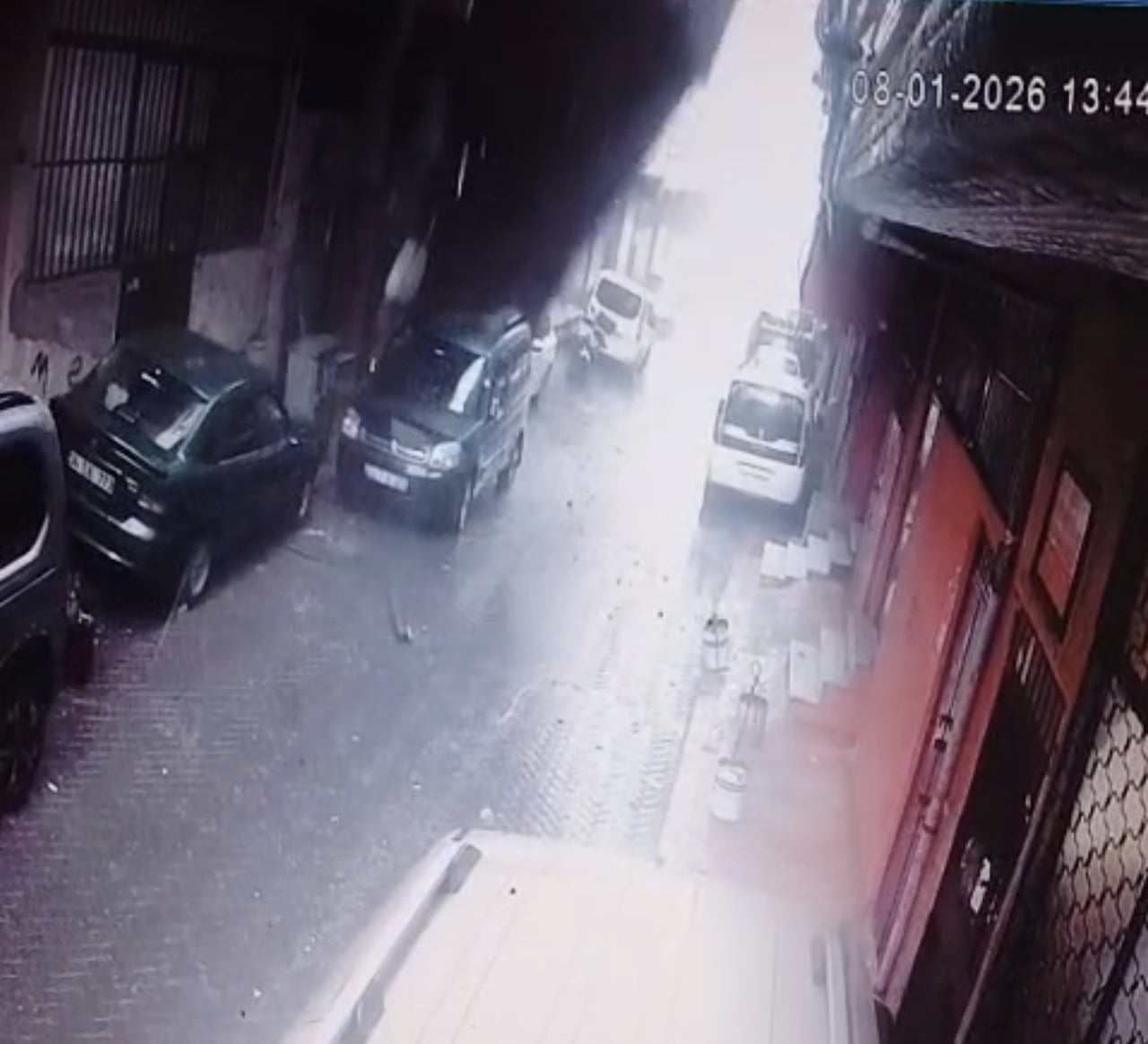 İSTANBUL'DA ETKİLİ OLAN KUVVETLİ LODOS, BEYOĞLU'NDA TEHLİKELİ ANLARA NEDEN OLDU. ŞİDDETLİ RÜZGARIN...