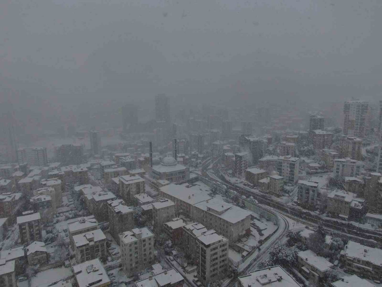 İSTANBUL'DA GECE SAATLERİNDEN BU YANA ETKİSİNİ GÖSTEREN YOĞUN KAR YAĞIŞIYLA BİRLİKTE KENTİN PEK...